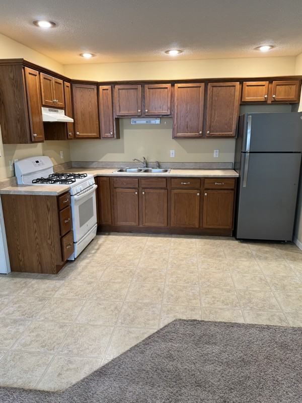 630 N Chestnut St #3 - Photo 3 of 12
