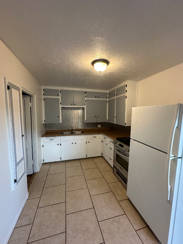 4227 Brockmont Ave Ne - Photo 4 of 17