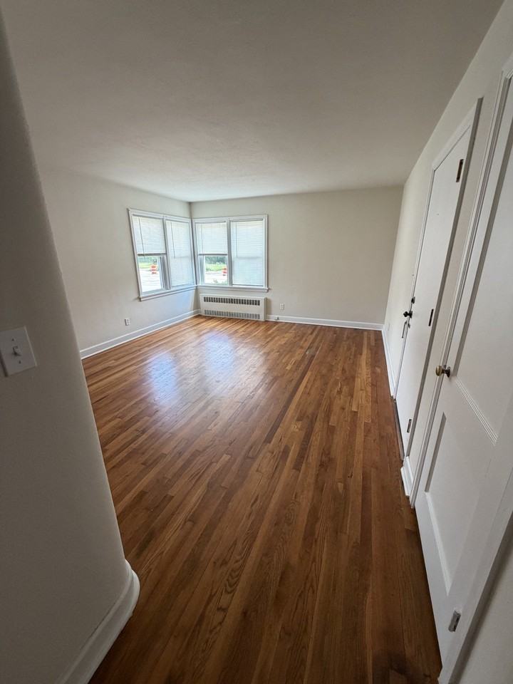 2121 Auburn St #1E - Photo 2 of 8