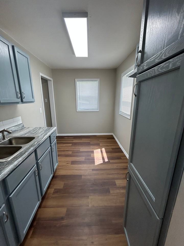 3001 E Locust St - Photo 4 of 12