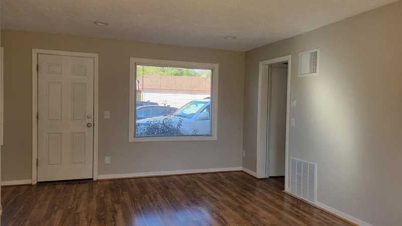 814 E 21st St #1 - Photo 5 of 8