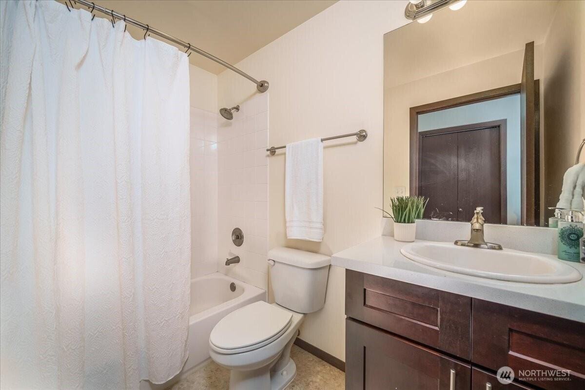 11532 15th Ave Ne #401 - Photo 5 of 17