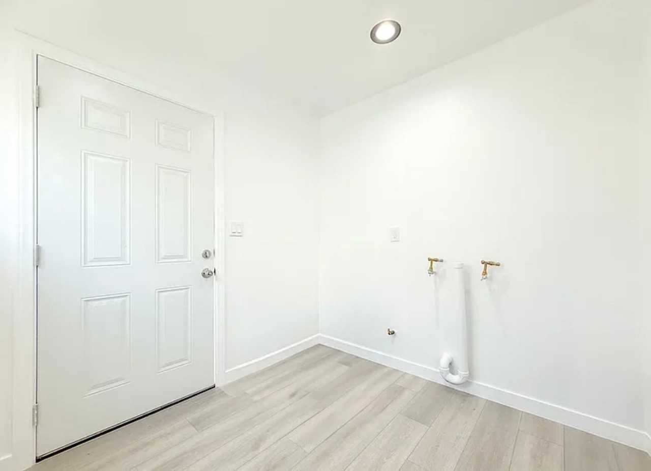 520 N Wilmington Ave - Photo 6 of 11