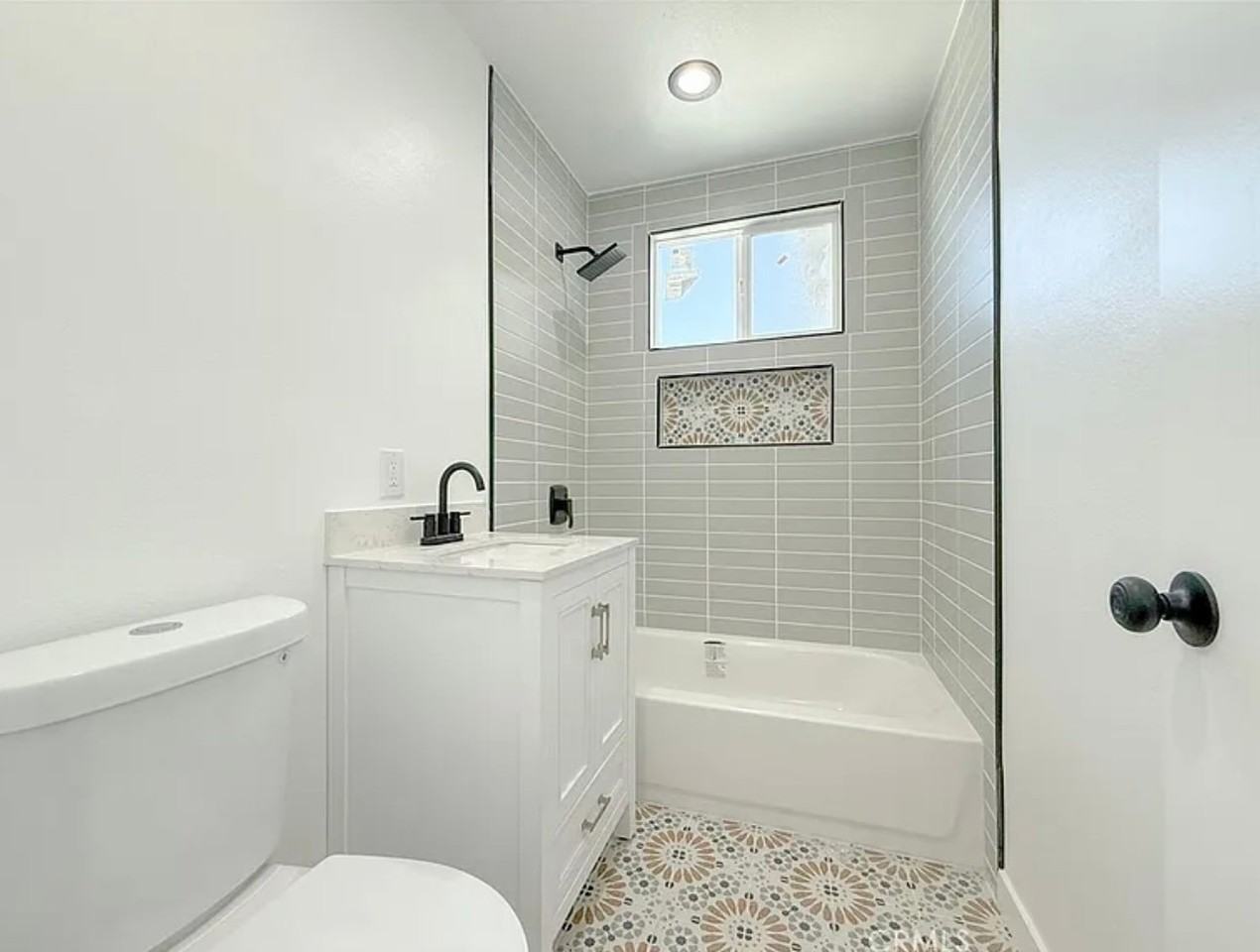 520 N Wilmington Ave - Photo 7 of 11