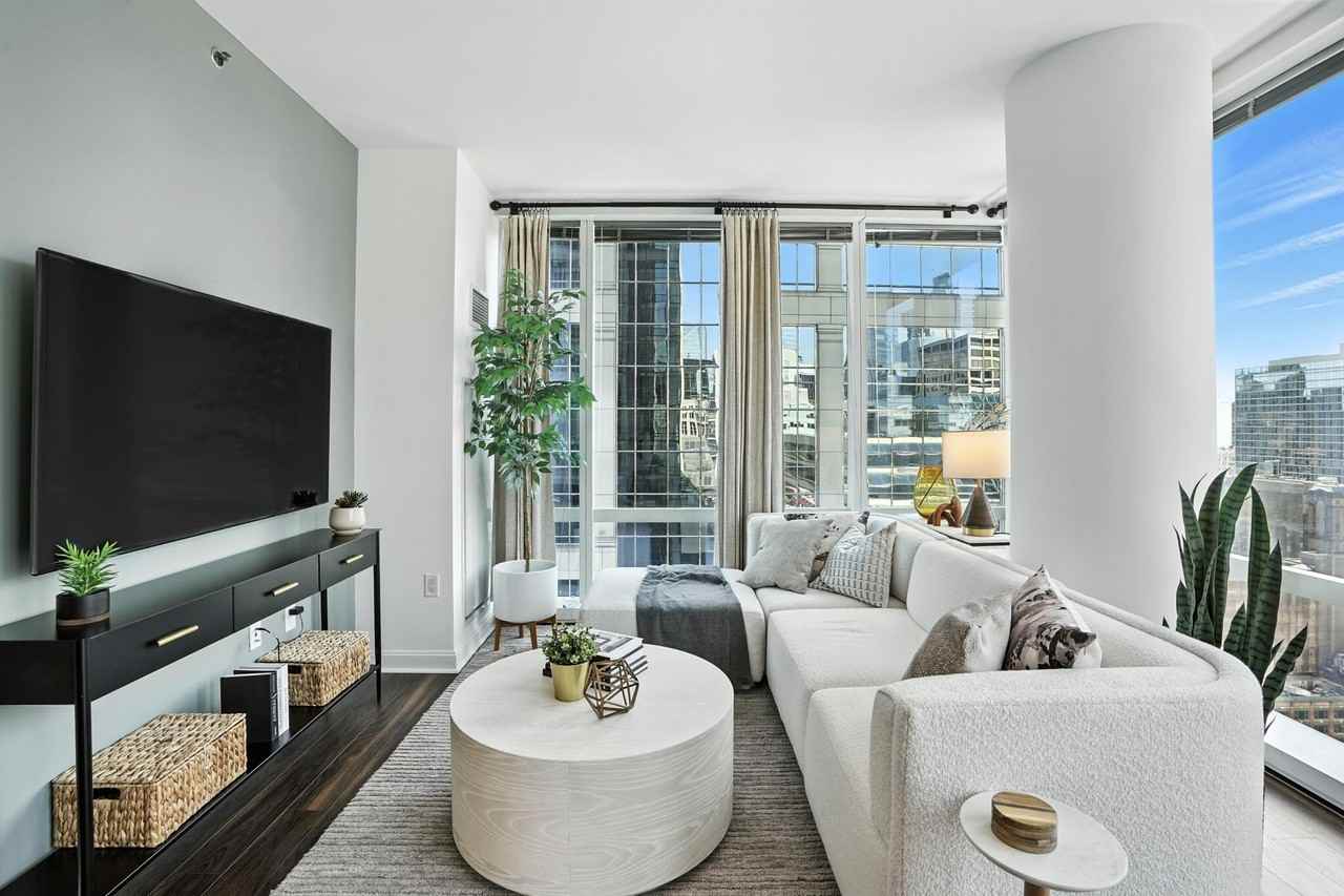 211 N Clark St - Photo 3 of 19