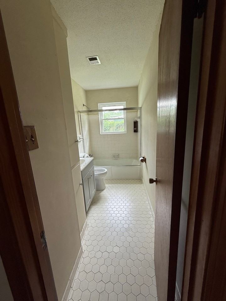 4087 Parkchester Ave - Photo 4 of 6