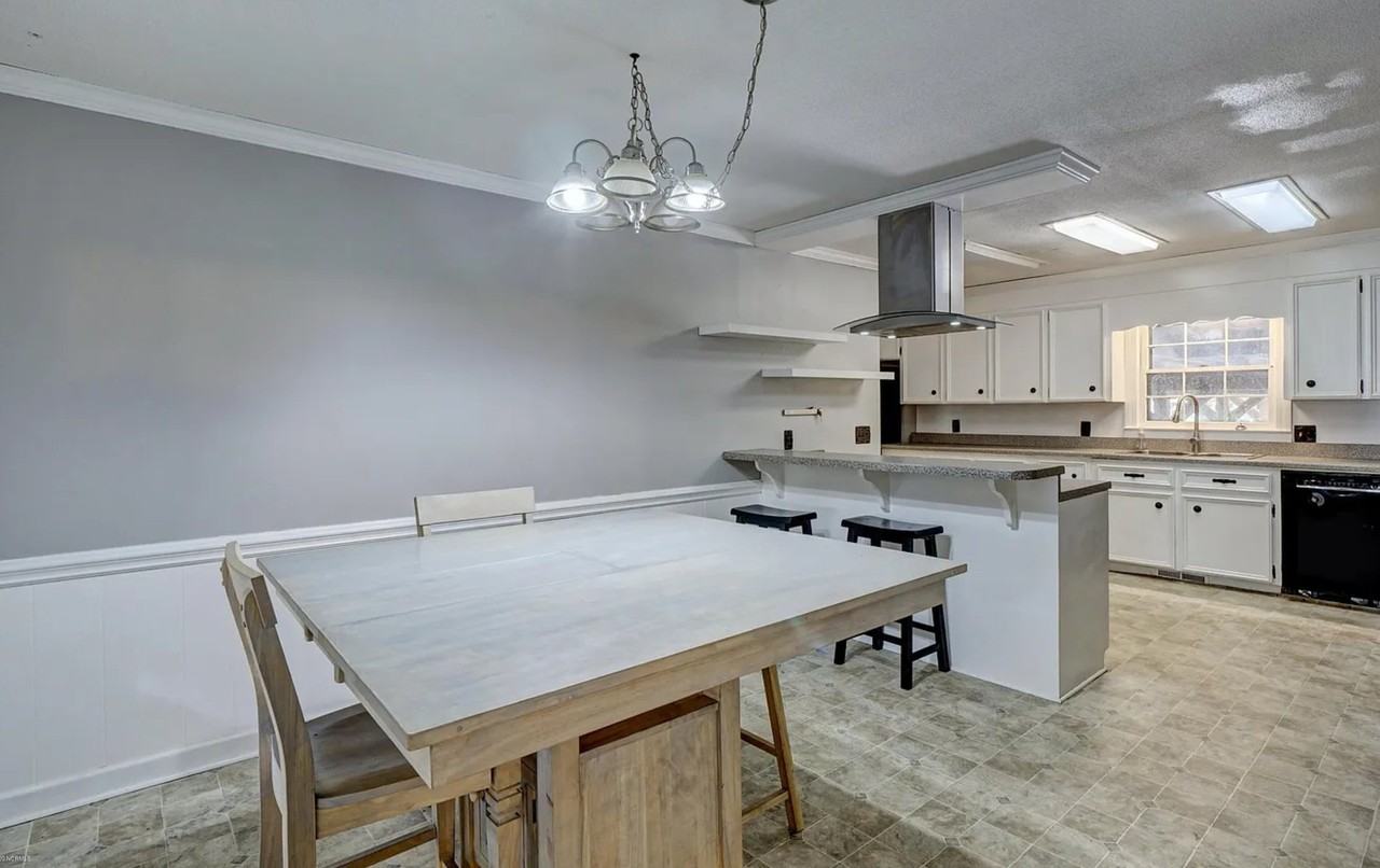 102 Bretonshire Rd - Photo 3 of 20
