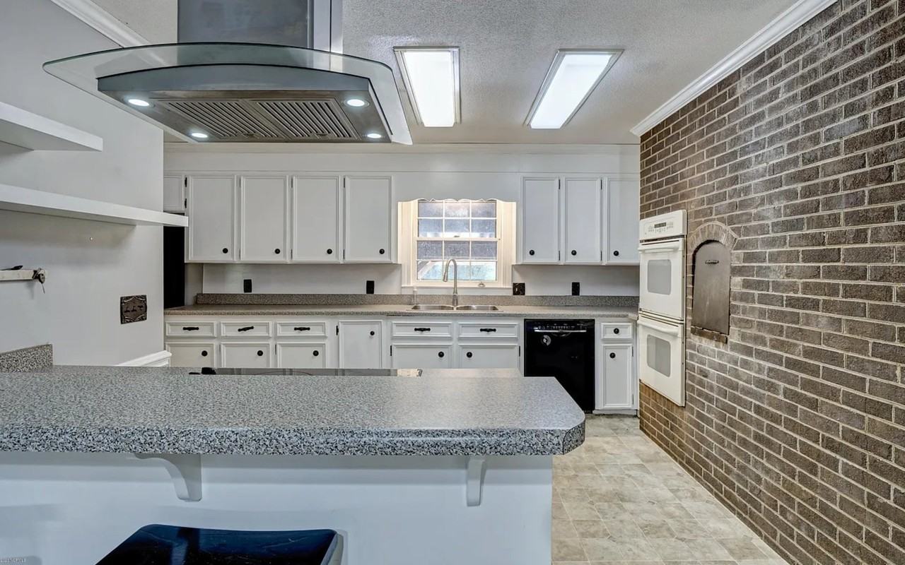 102 Bretonshire Rd - Photo 4 of 20