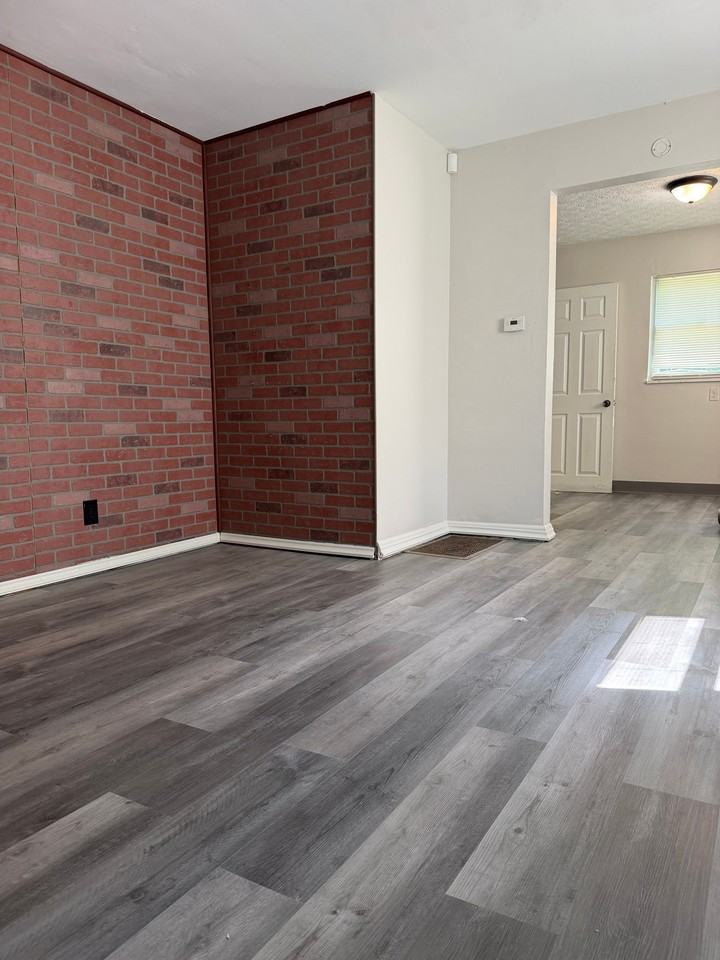 1563 Gault St - Photo 2 of 5