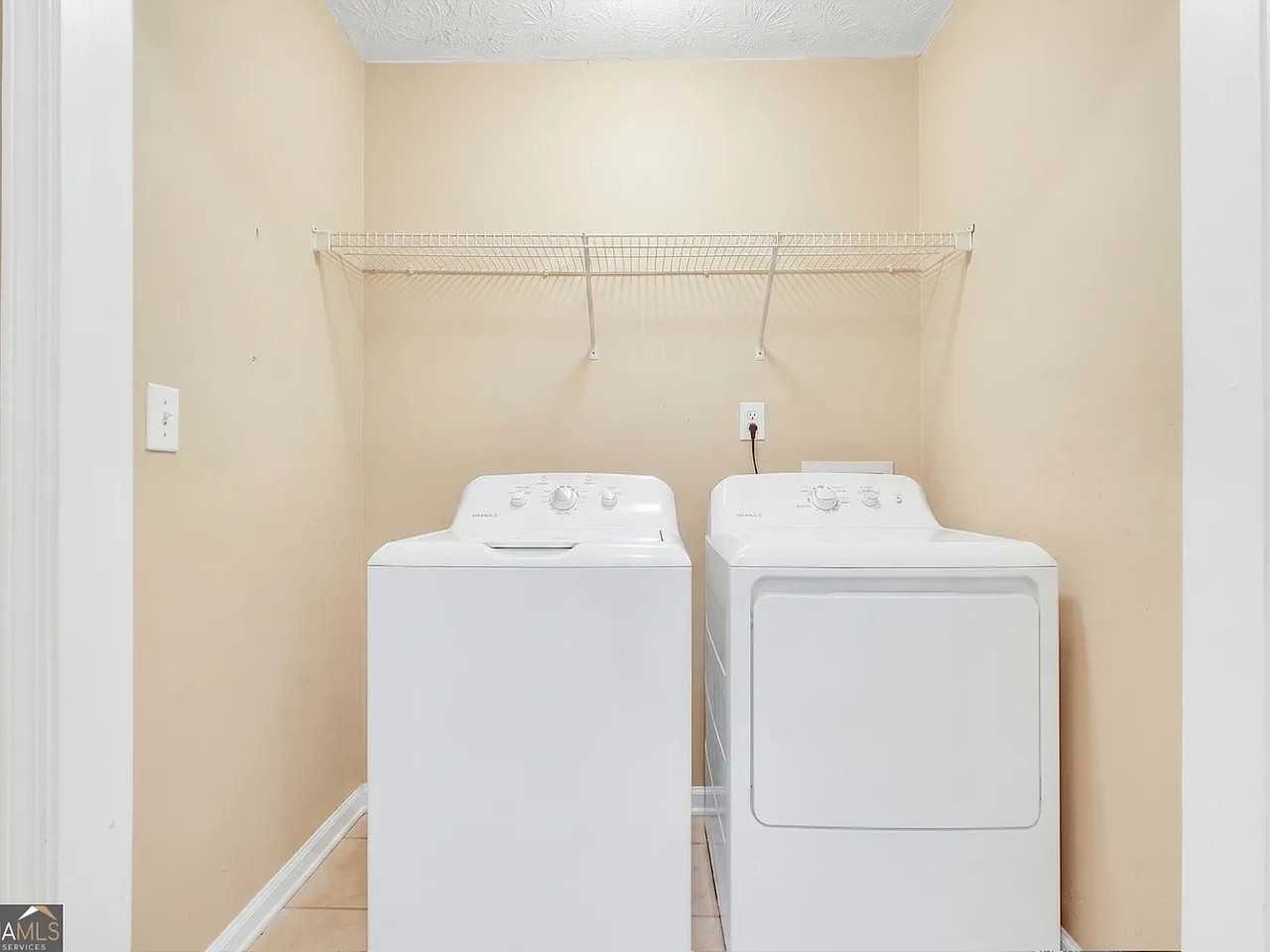 221 Hedgewood Dr - Photo 3 of 7