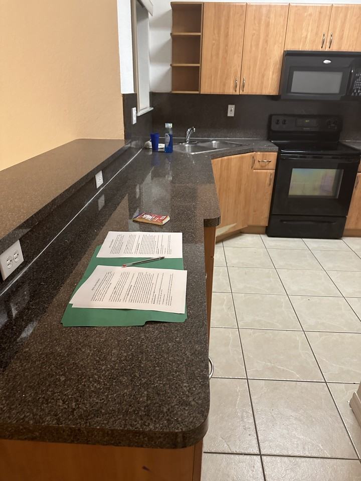 605 Sw 10th St #605 - Photo 2 of 3