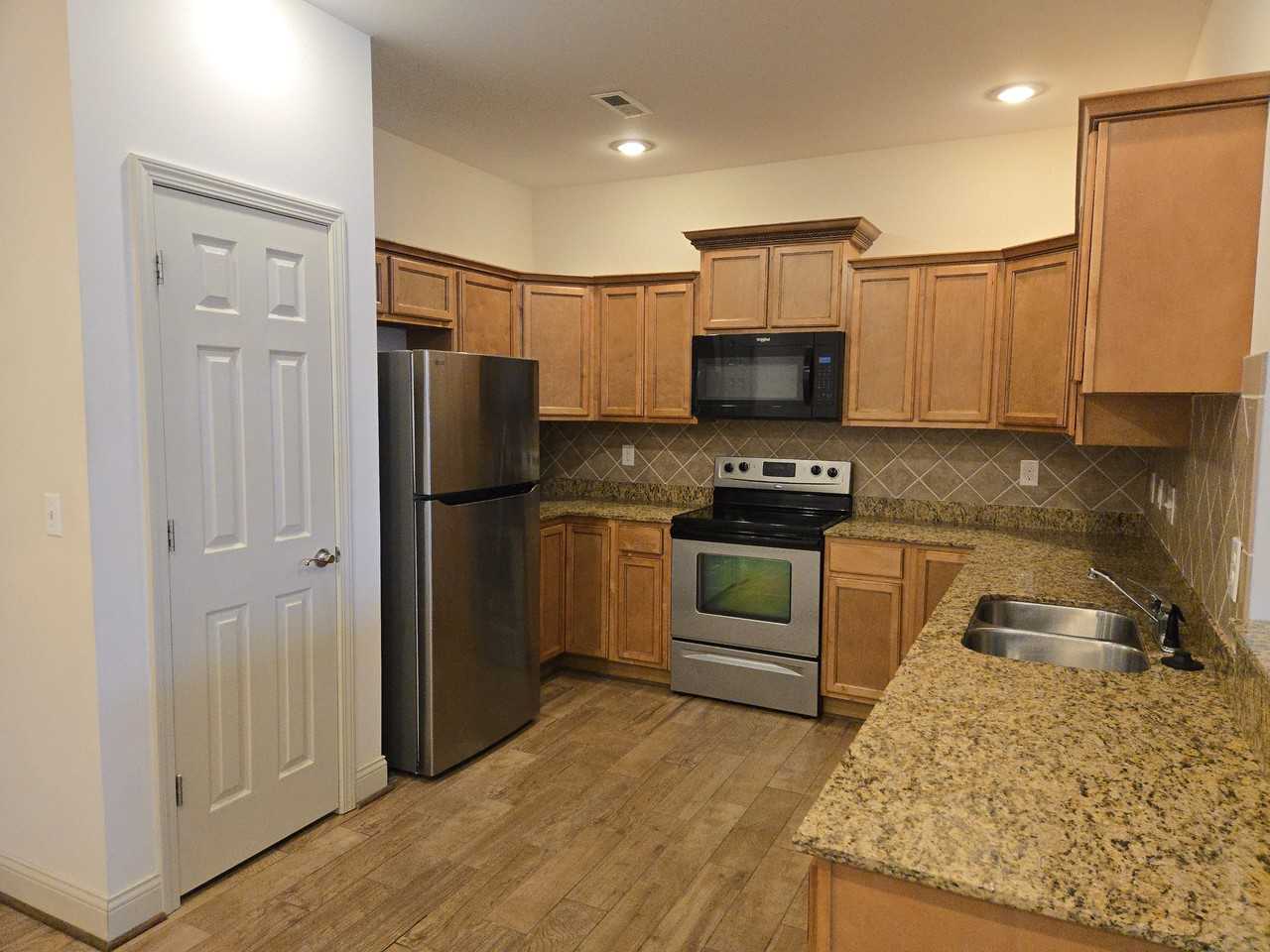 400 Lincoln Dr #B - Photo 6 of 8