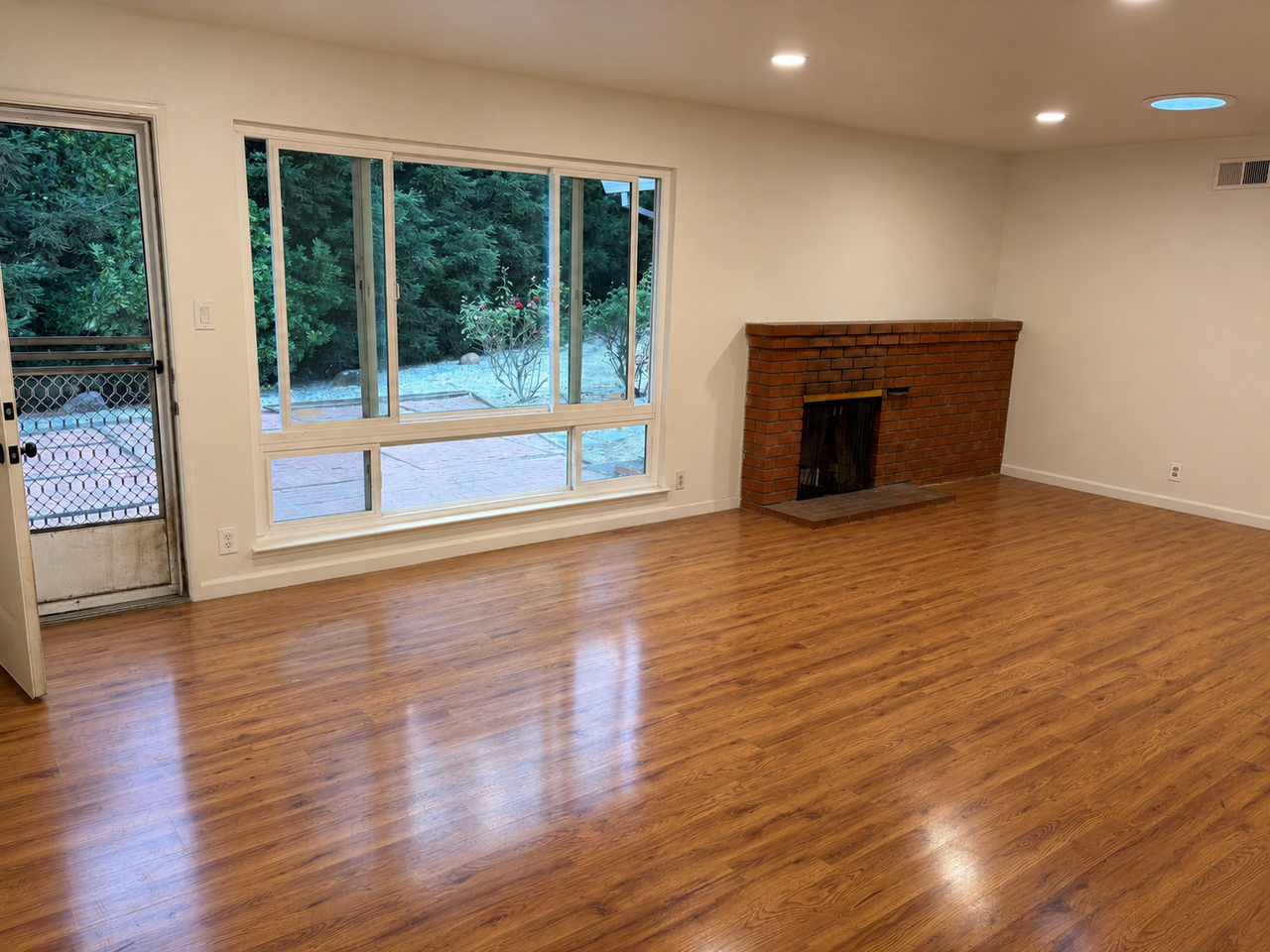 215 Saint Nicholas Ct #NA - Photo 2 of 18