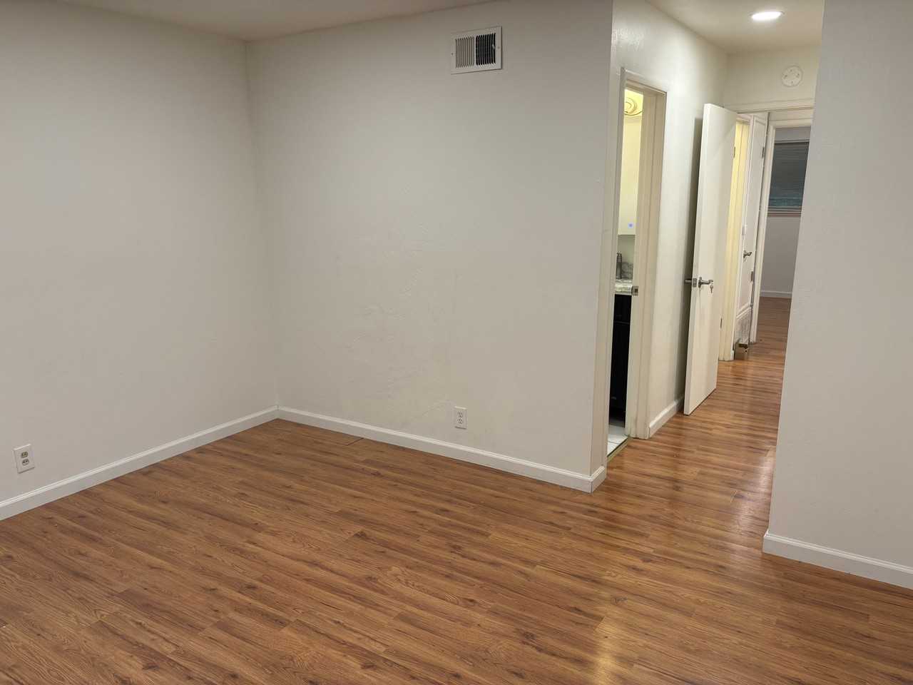 215 Saint Nicholas Ct #NA - Photo 7 of 18