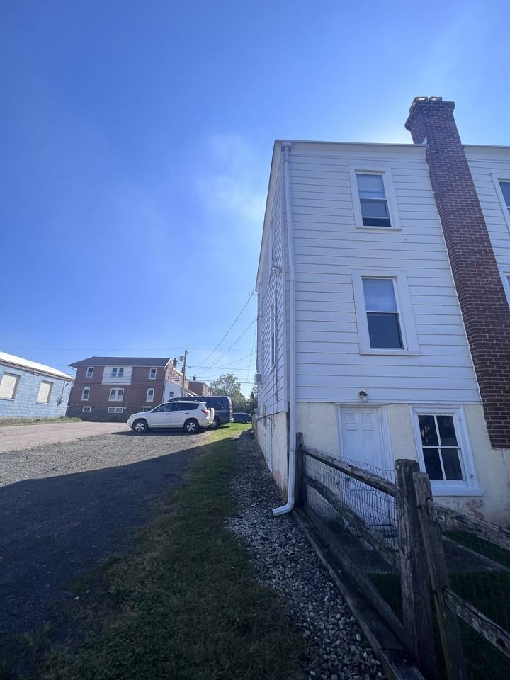 307 Green St - Photo 2 of 18