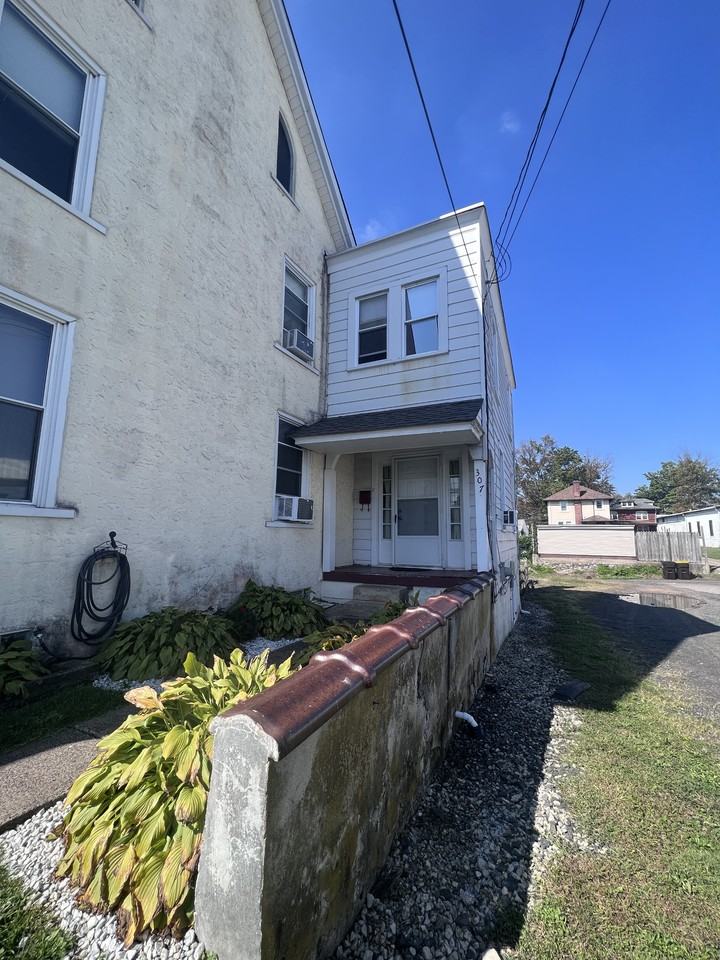 307 Green St - Photo 3 of 18