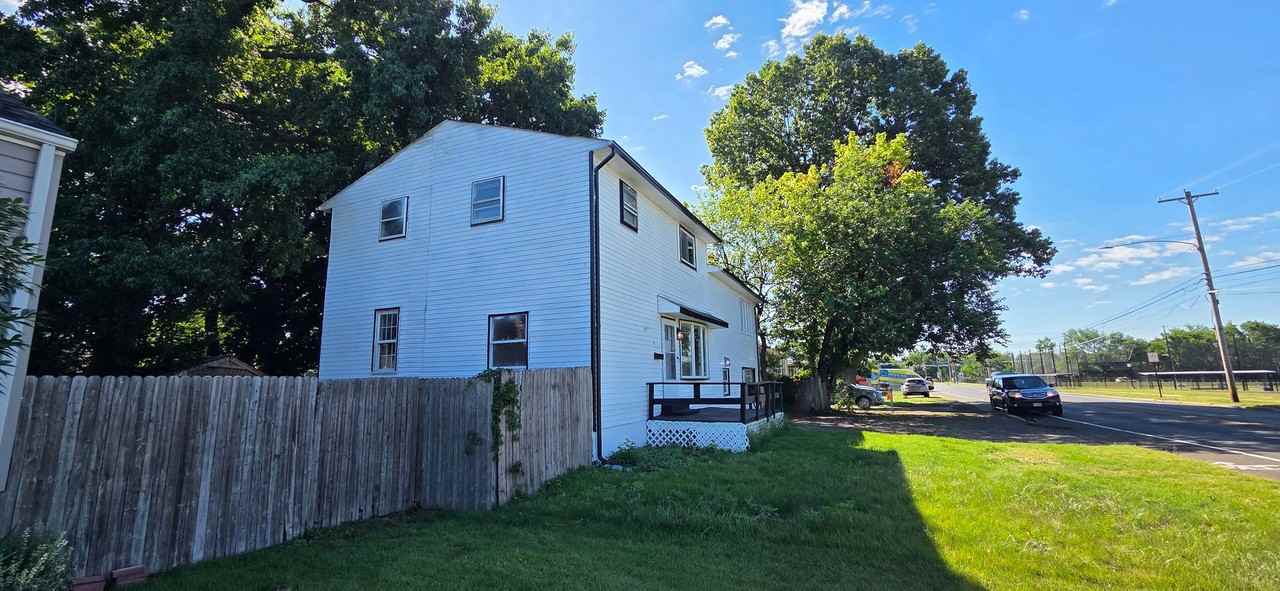 1019 Green Ln - Photo 3 of 39