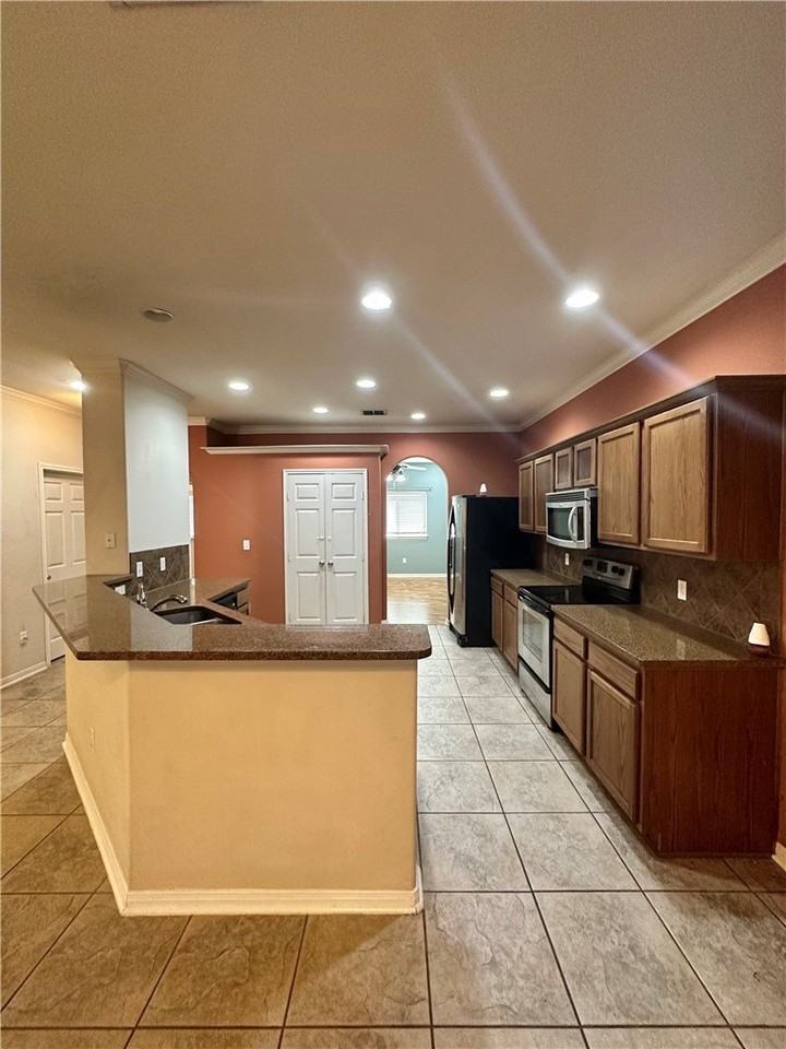 2545 Las Brisas St - Photo 4 of 38