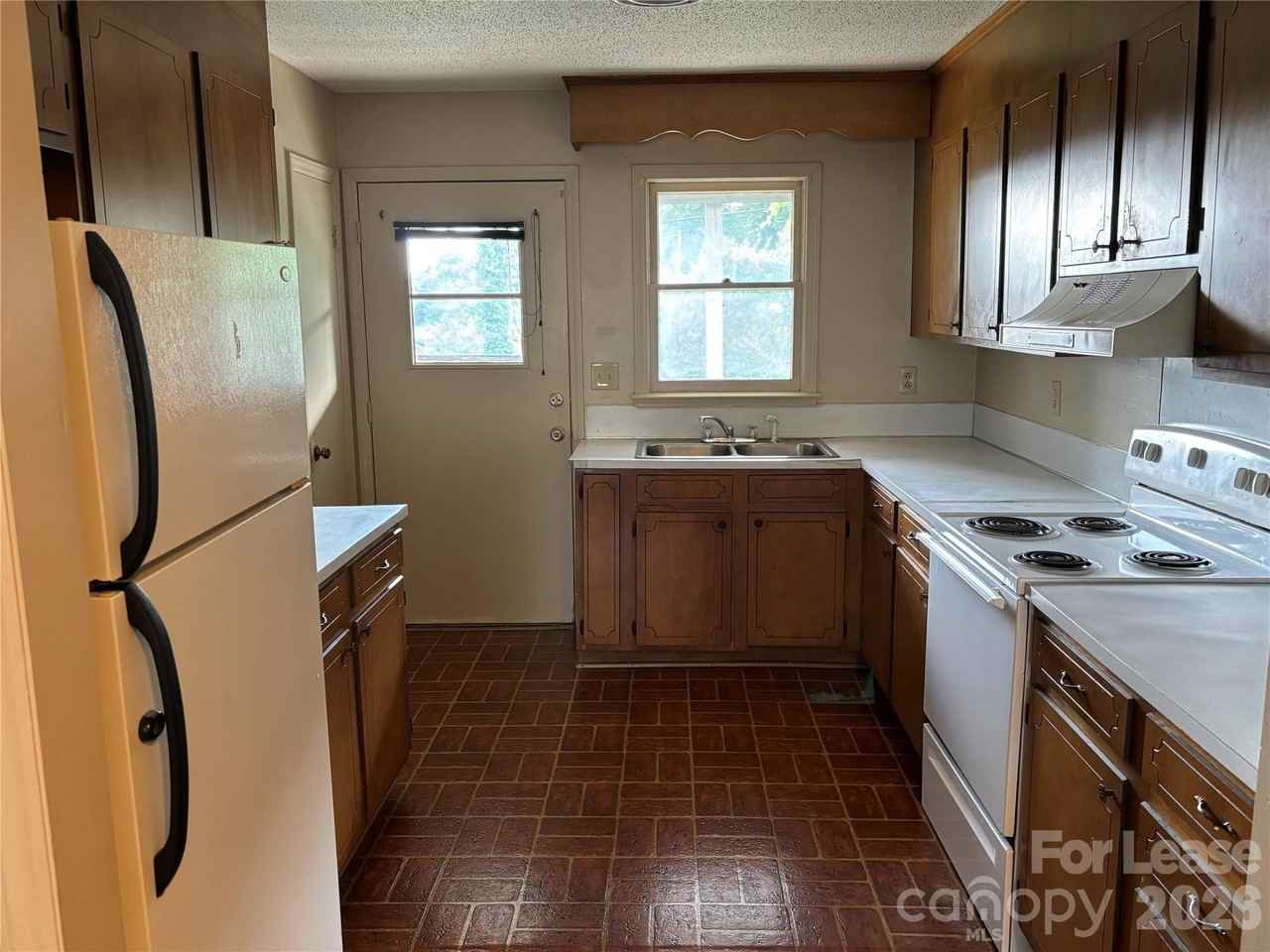 121 Massapoag Rd - Photo 4 of 10