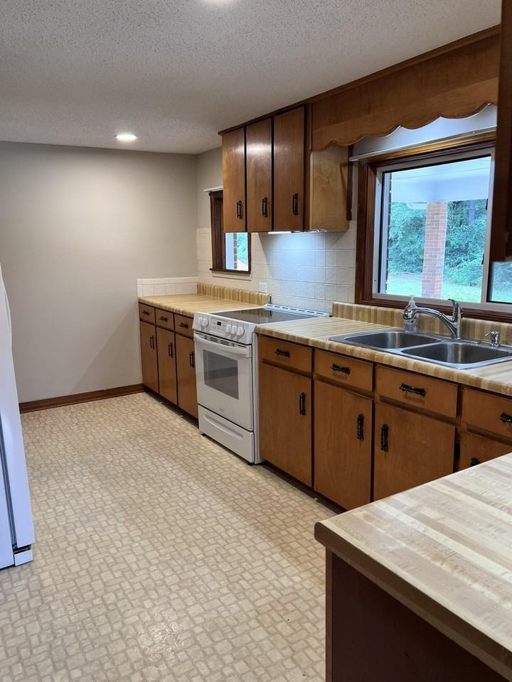 5246 Old River Rd - Photo 3 of 25
