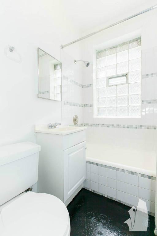 5516 N Kenmore Ave #203 - Photo 7 of 10