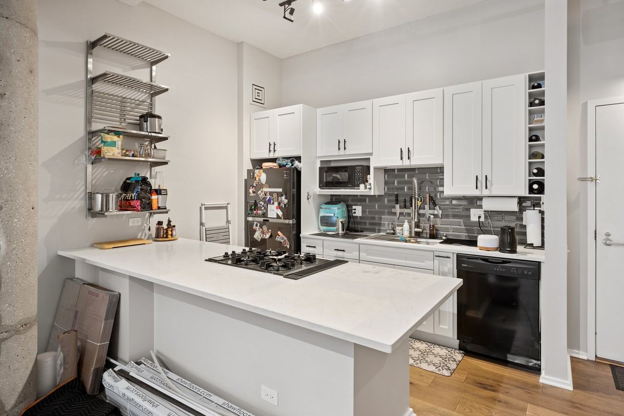 130 S Canal St #612 - Photo 2 of 20