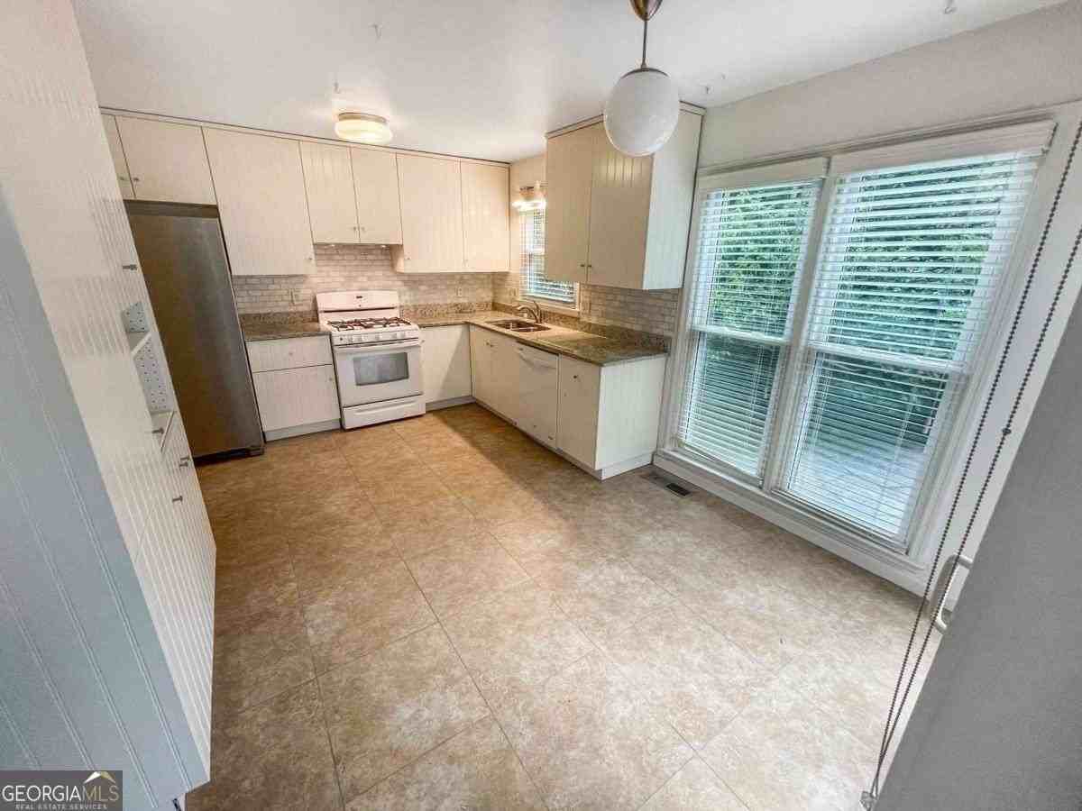 1454 Hembree Station Dr - Photo 7 of 39