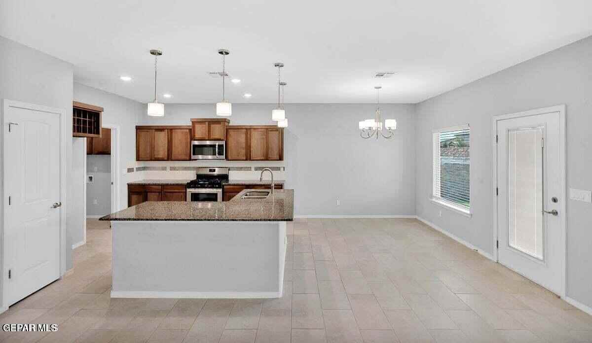 12661 Kingsbury Ave - Photo 3 of 15