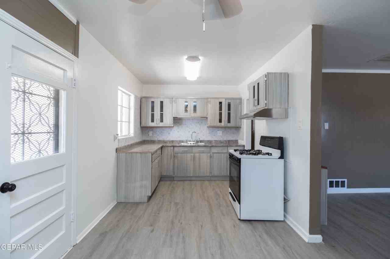 321 Walsh Ln - Photo 3 of 38