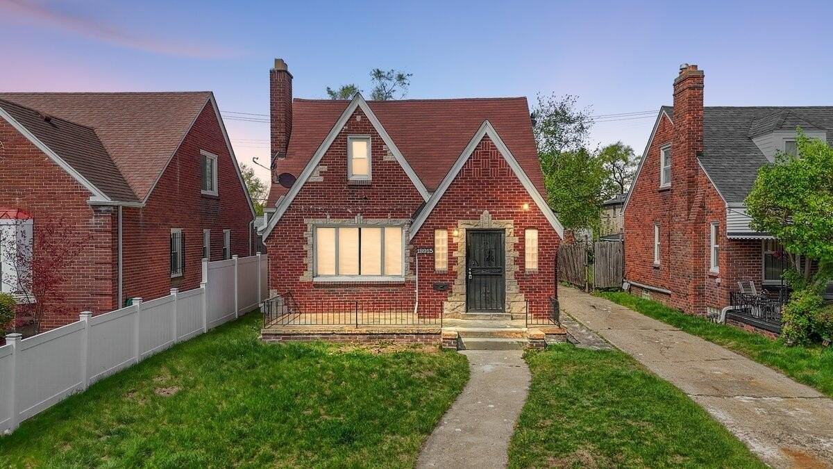 18915 Steel St - Photo 2 of 36