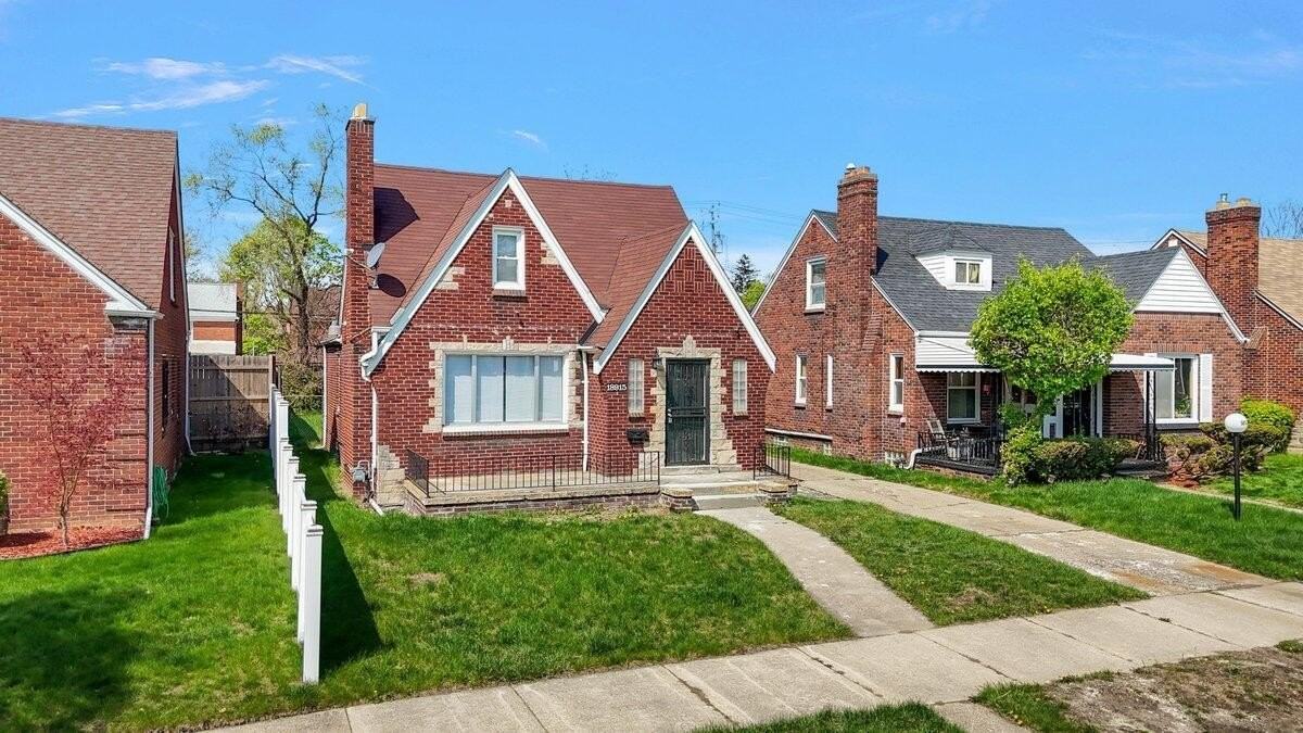 18915 Steel St - Photo 3 of 36