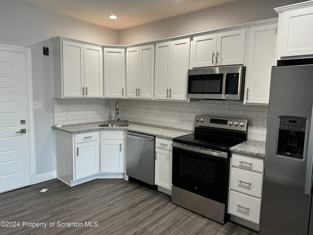 104 Circle Drive - Photo 3 of 31