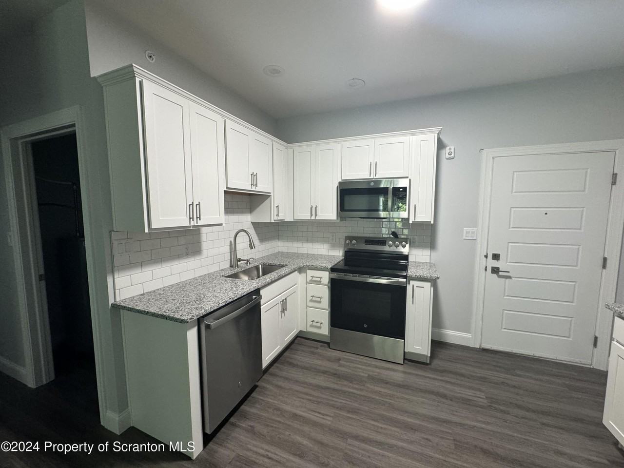 105 Circle Drive - Photo 4 of 31