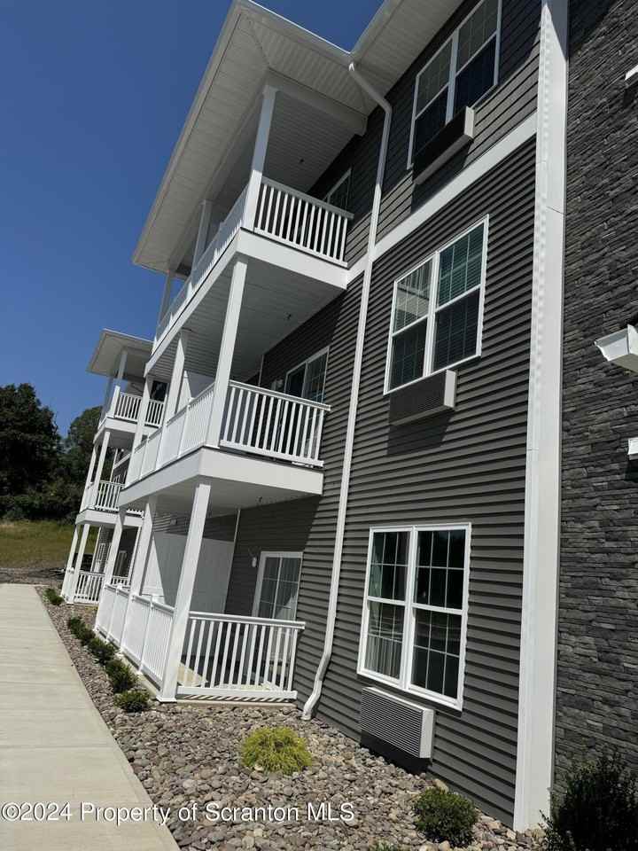 216 Circle Drive - Photo 2 of 31