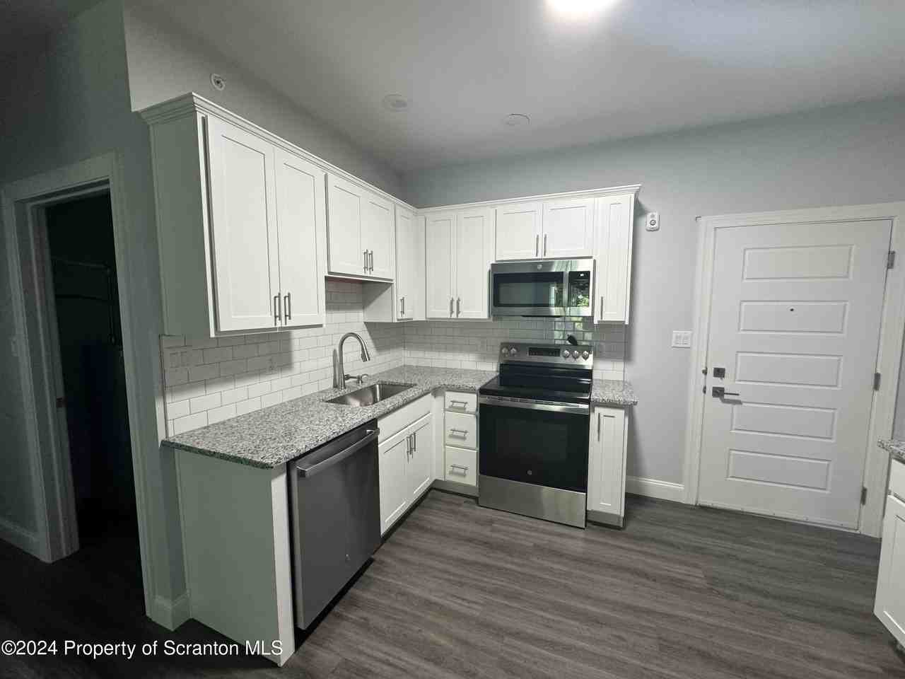 216 Circle Drive - Photo 4 of 31