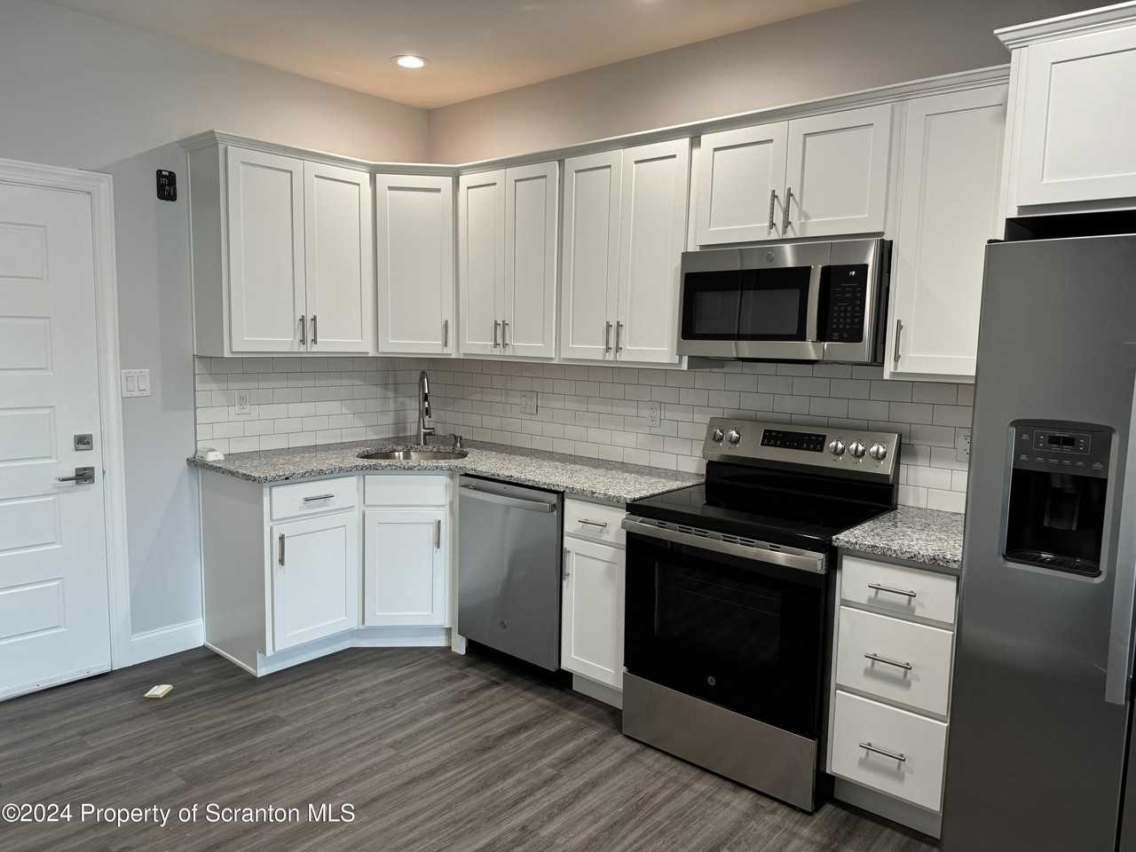 332 Circle Dr - Photo 3 of 31