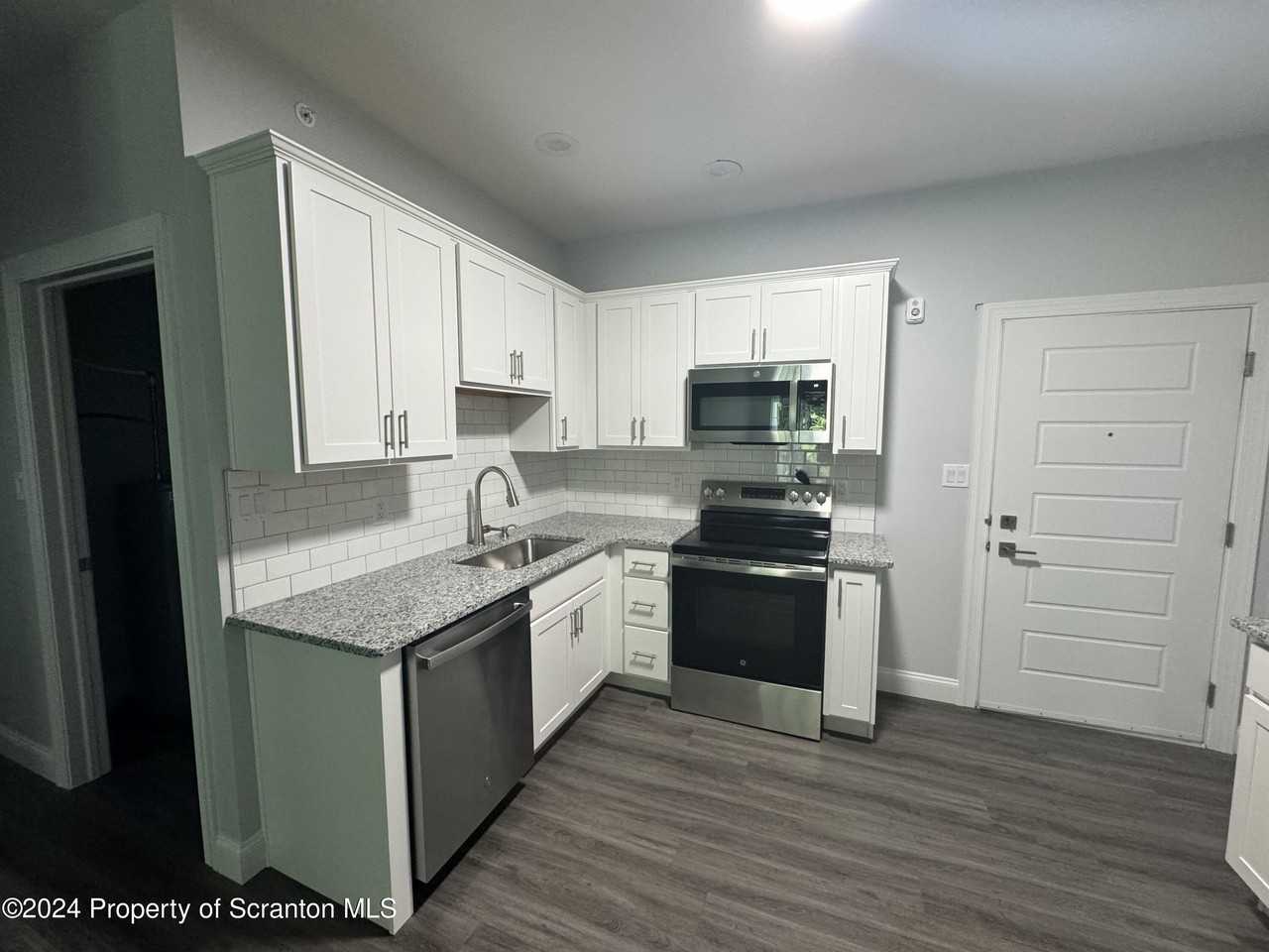 332 Circle Dr - Photo 4 of 31