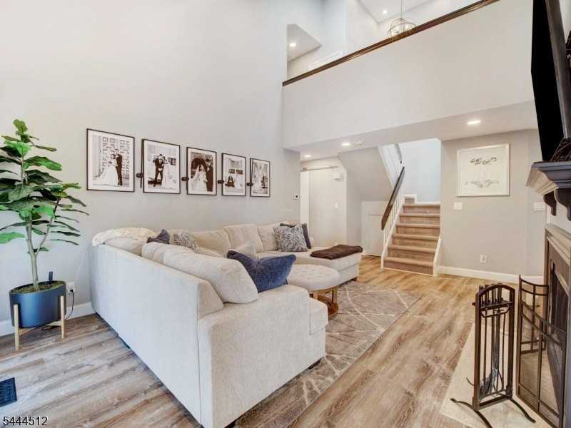 4 Tulip Cres #2B - Photo 3 of 27