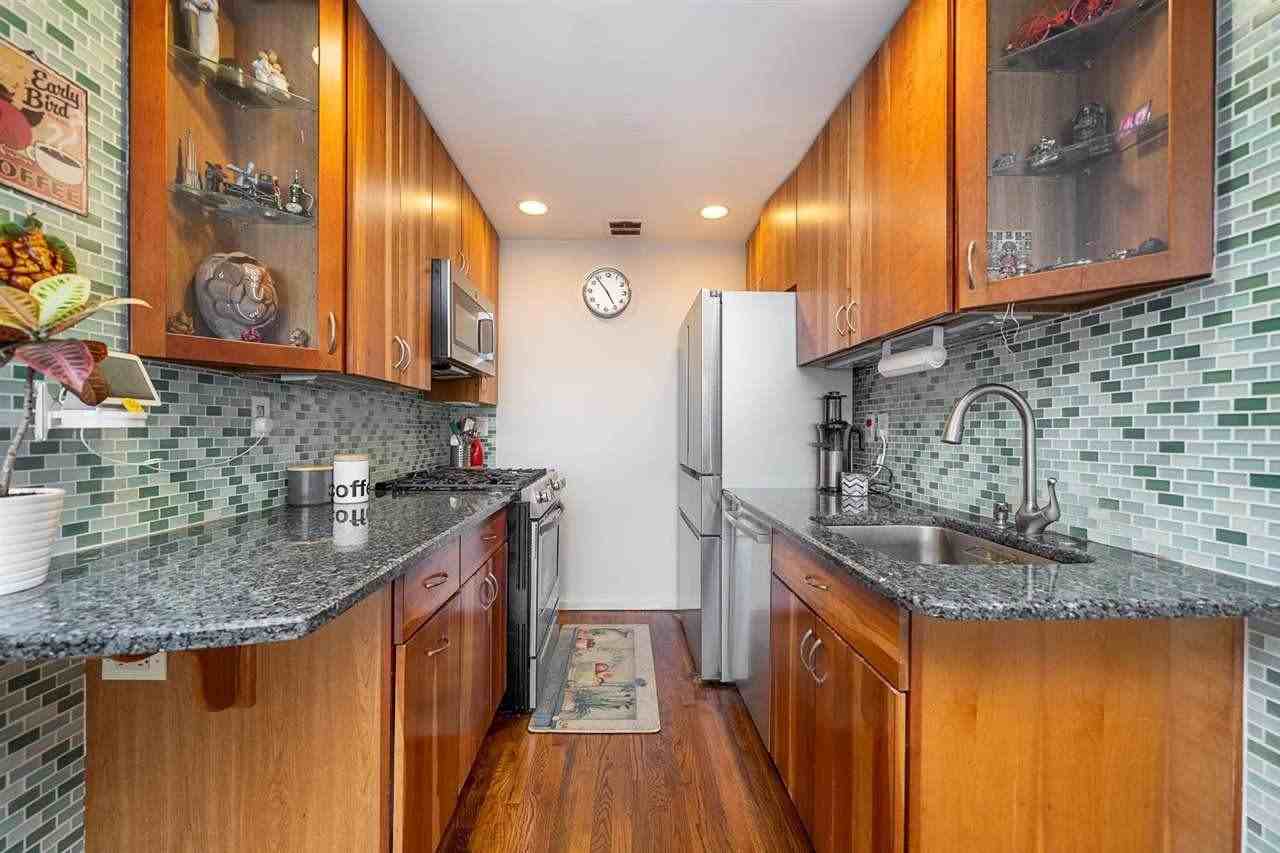 205 10th St #7W - Photo 3 of 17
