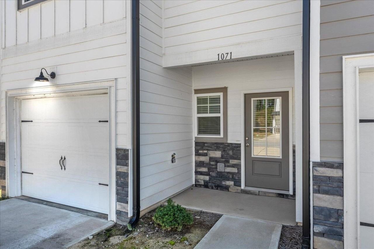 1071 Linsmore Ave - Photo 2 of 37