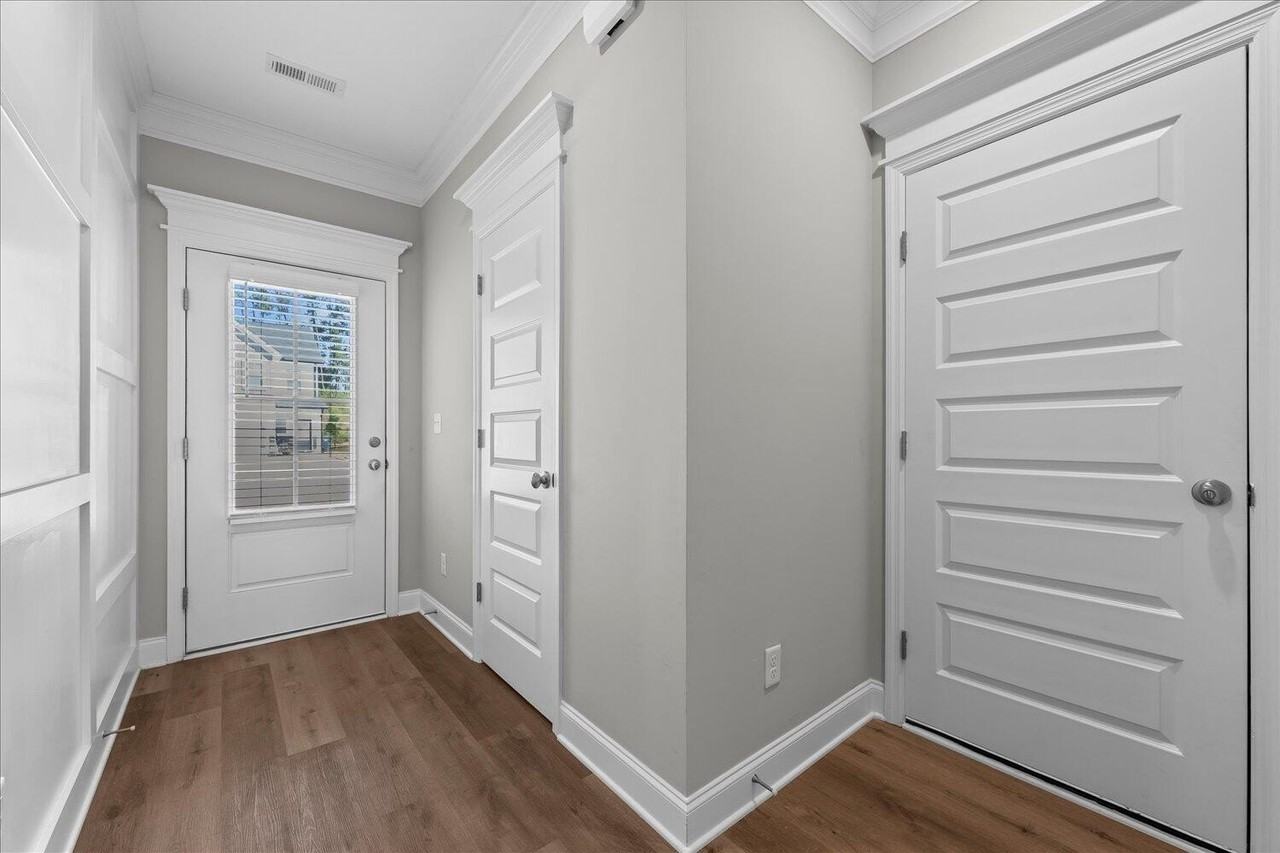 1071 Linsmore Ave - Photo 5 of 37