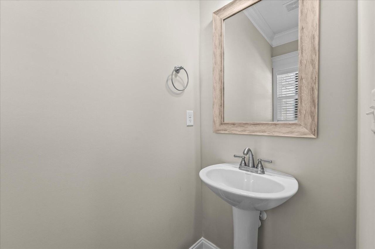 1071 Linsmore Ave - Photo 7 of 37