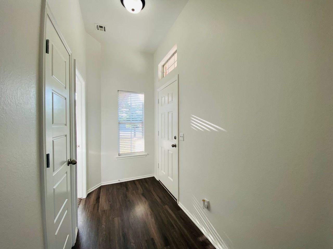 407 S Pointe Ln - Photo 3 of 19