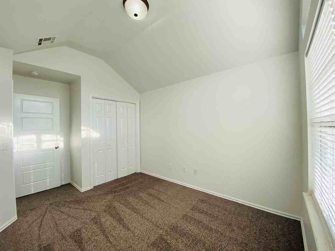 407 S Pointe Ln - Photo 4 of 19