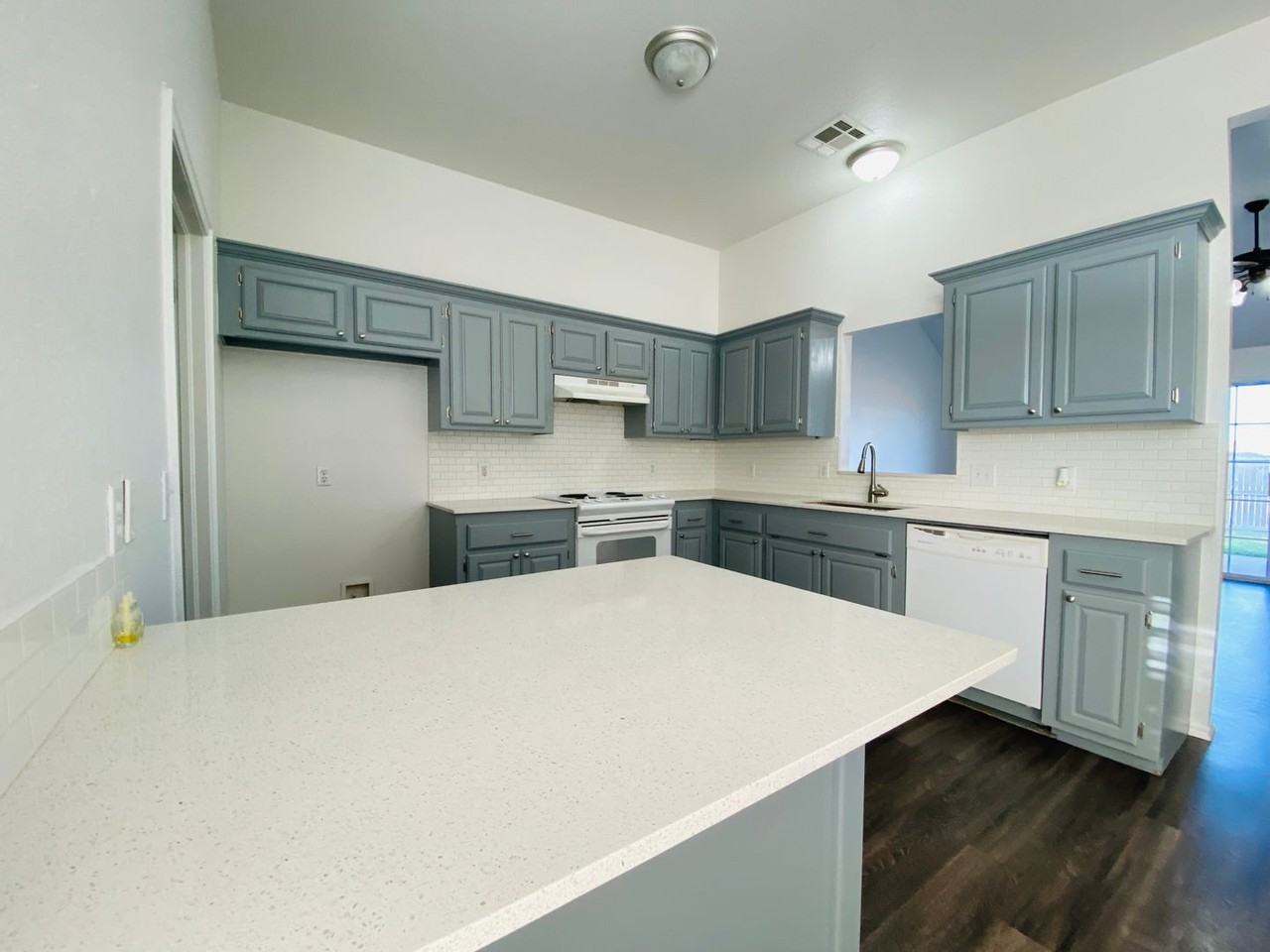 407 S Pointe Ln - Photo 7 of 19
