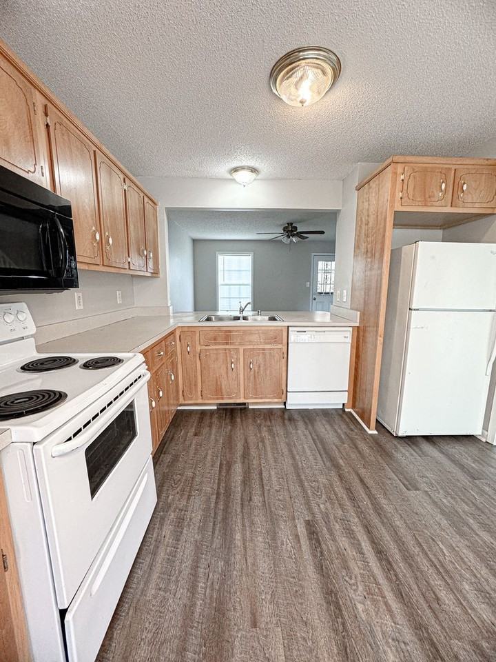 205 Tree Line Dr - Photo 3 of 21