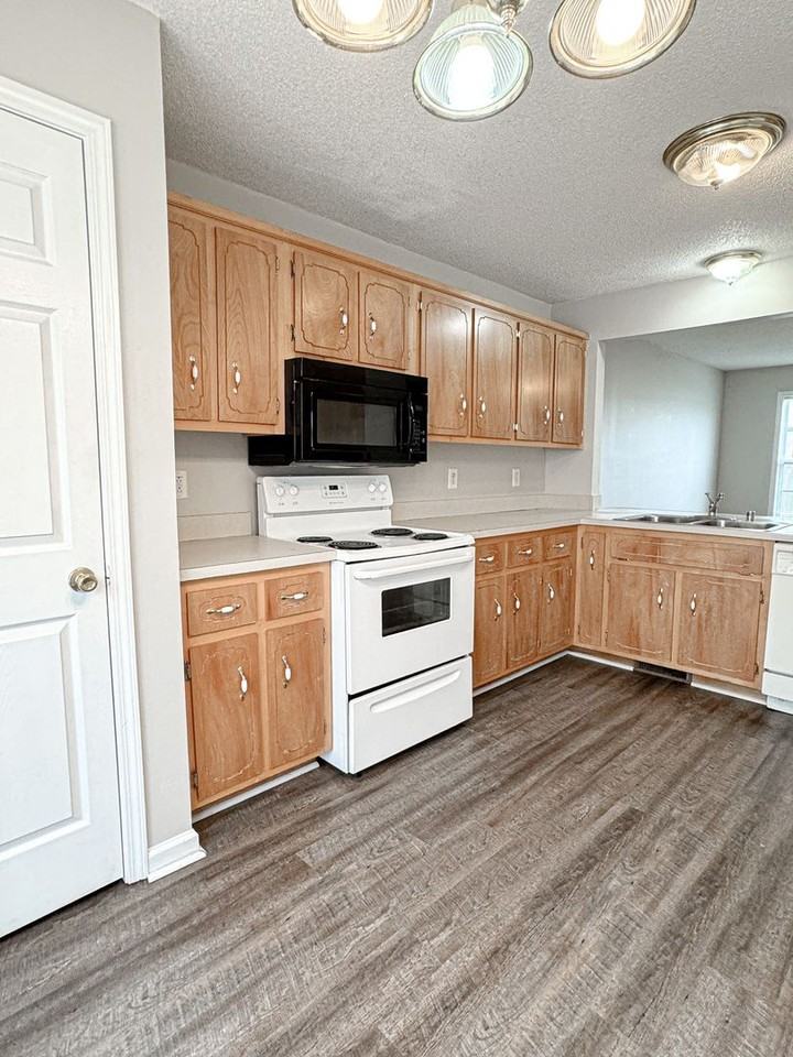 205 Tree Line Dr - Photo 4 of 21