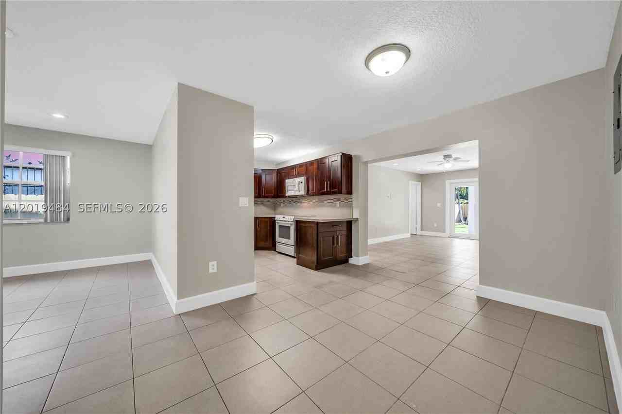 501 Sw 120th Ave #0 - Photo 5 of 31
