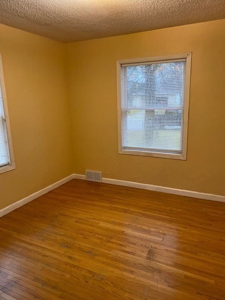 1311 8th Ave Ne - Photo 5 of 13