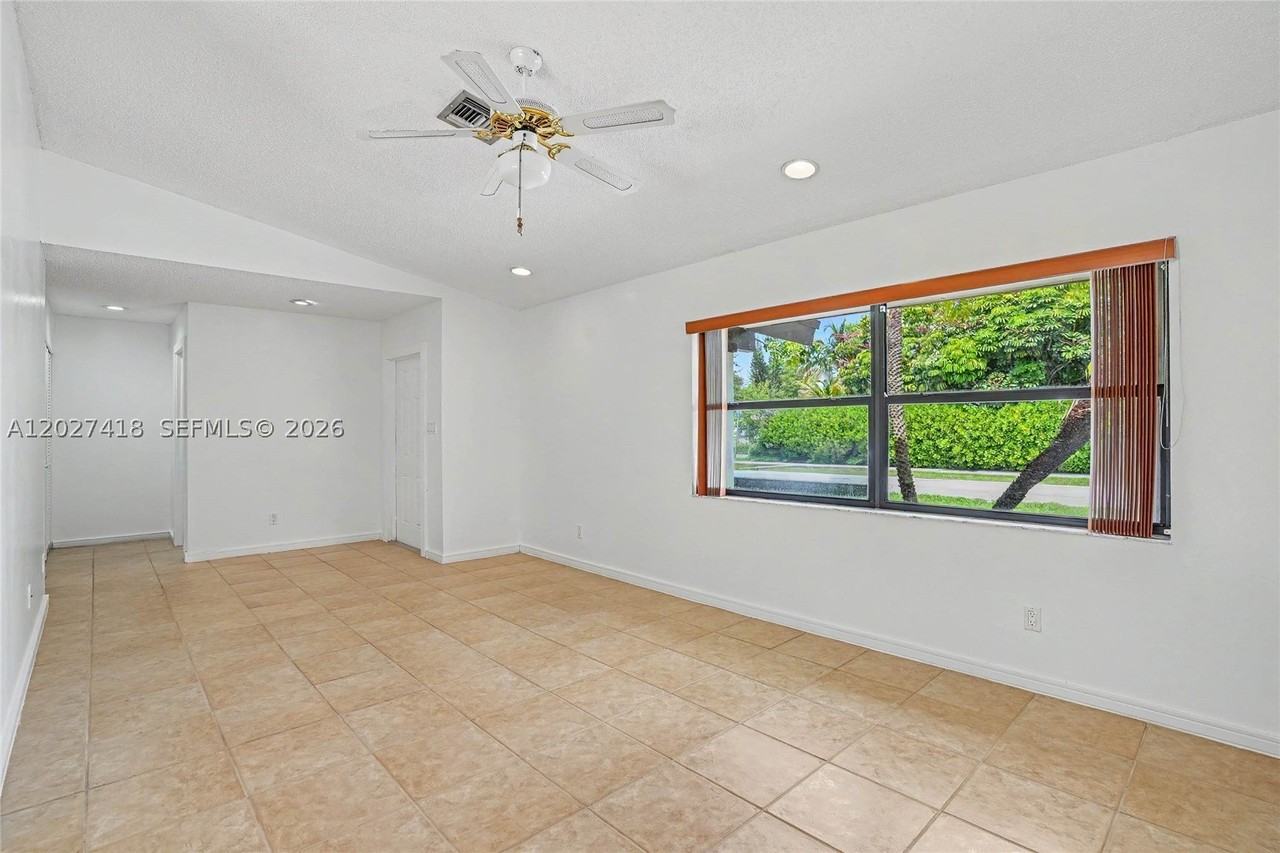 10711 Sw 116th Ave - Photo 4 of 30